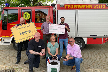 Spendenuebergabe Komposttag Buhck Feuerwehr Kollow 